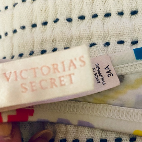 Lot of 3 swimsuit tops sized small - Picture 3 of 13